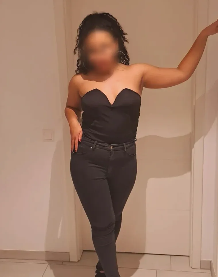 Nora, 27
